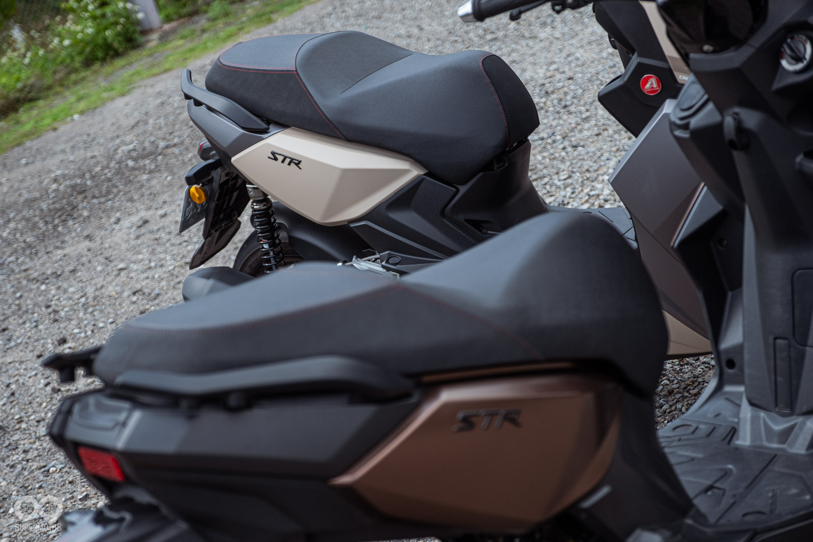 不論是250/300車身都僅標示STR字樣,希望警察不會覺得太困擾