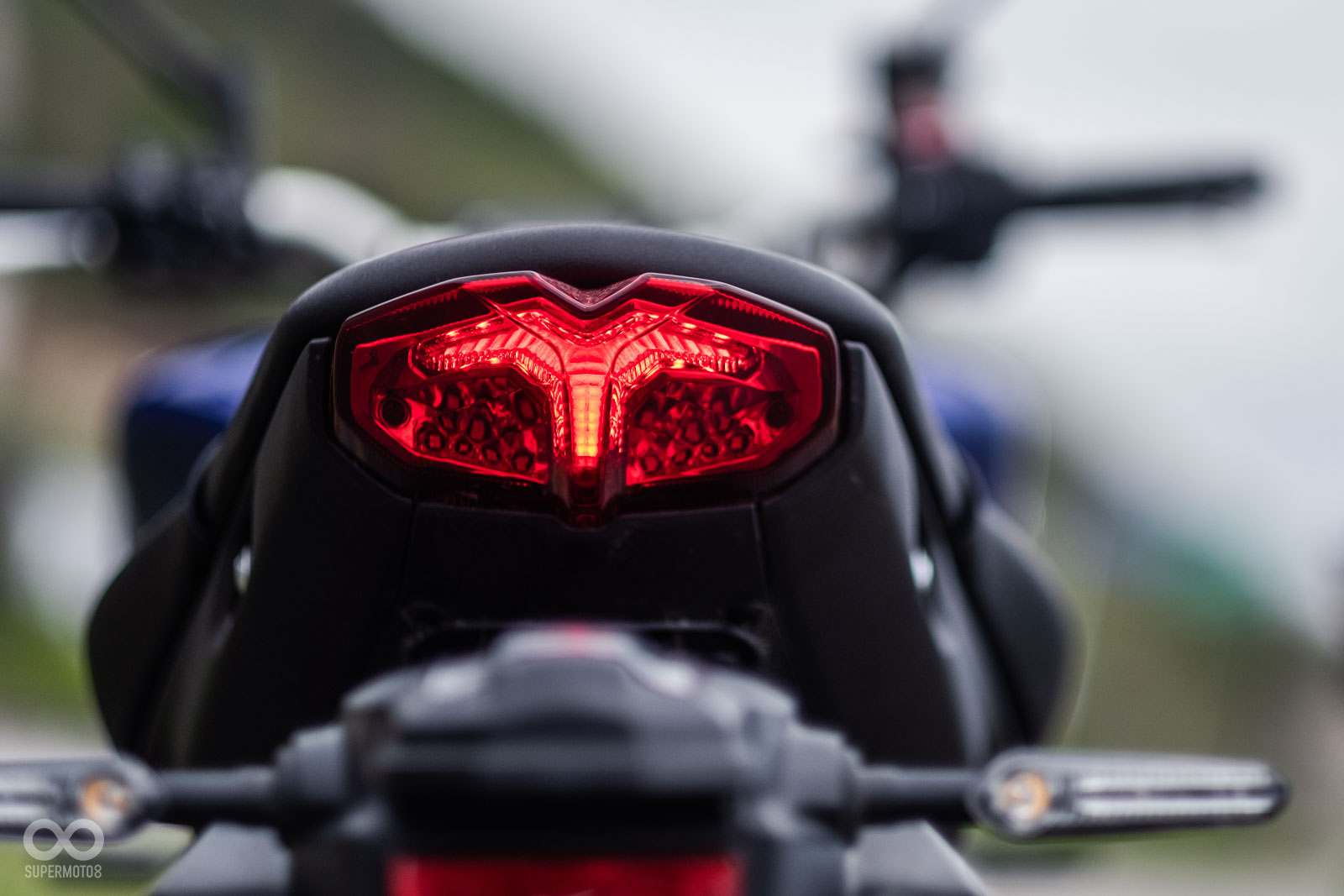 車尾燈使用Y字造型呈現