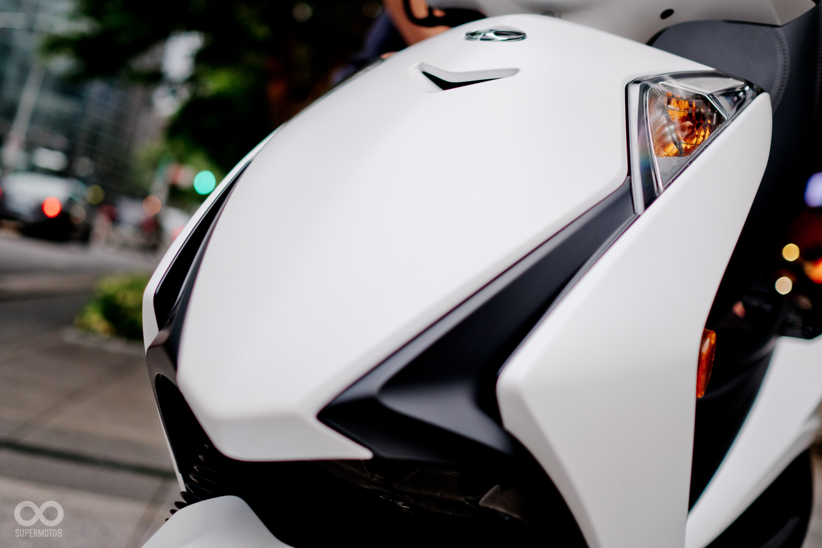 前斜板除了優雅的弧度外，兩側有著類似迴力鏢的造型讓車輛更活潑