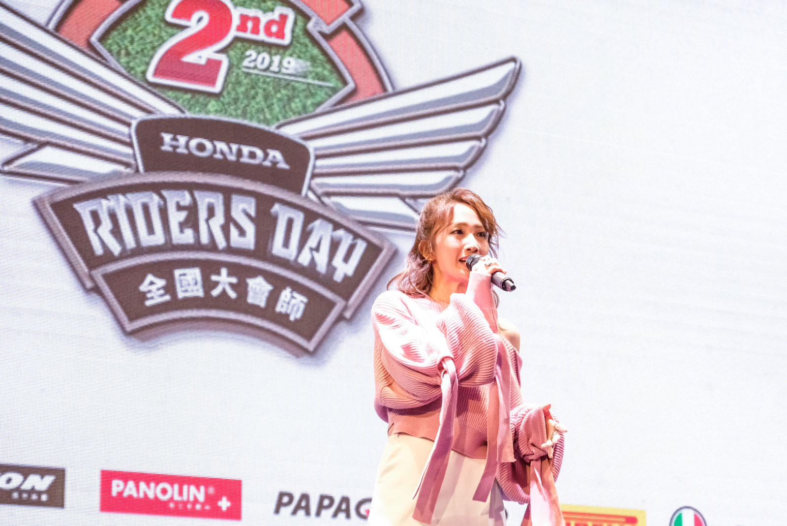 知名歌手朱俐靜將晚會氣氛帶到最高點