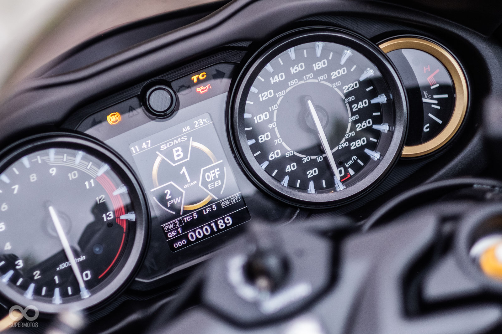 除了模式分類無法讓人一眼就懂之外,左手開關上的多功能按鍵操作比起其他品牌也稍微複雜一些