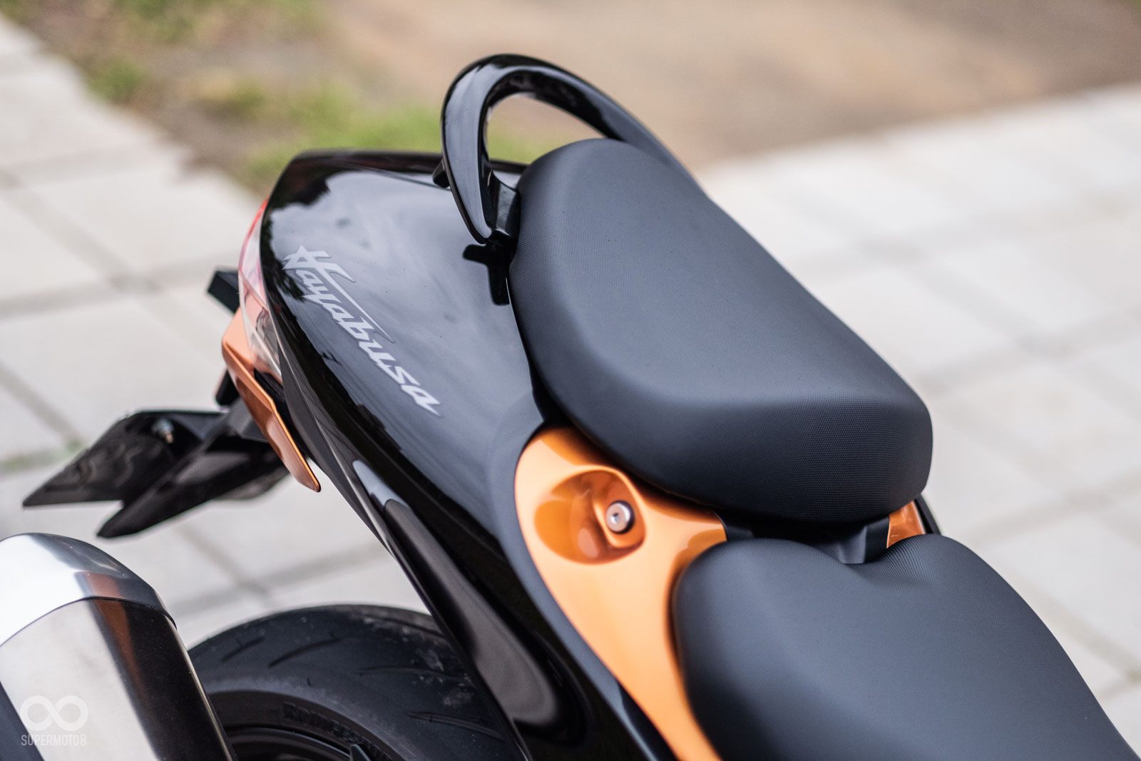 原廠後座墊在視覺上也非常俐落,但筆者還是覺得裝上單座駝峰會更帥氣