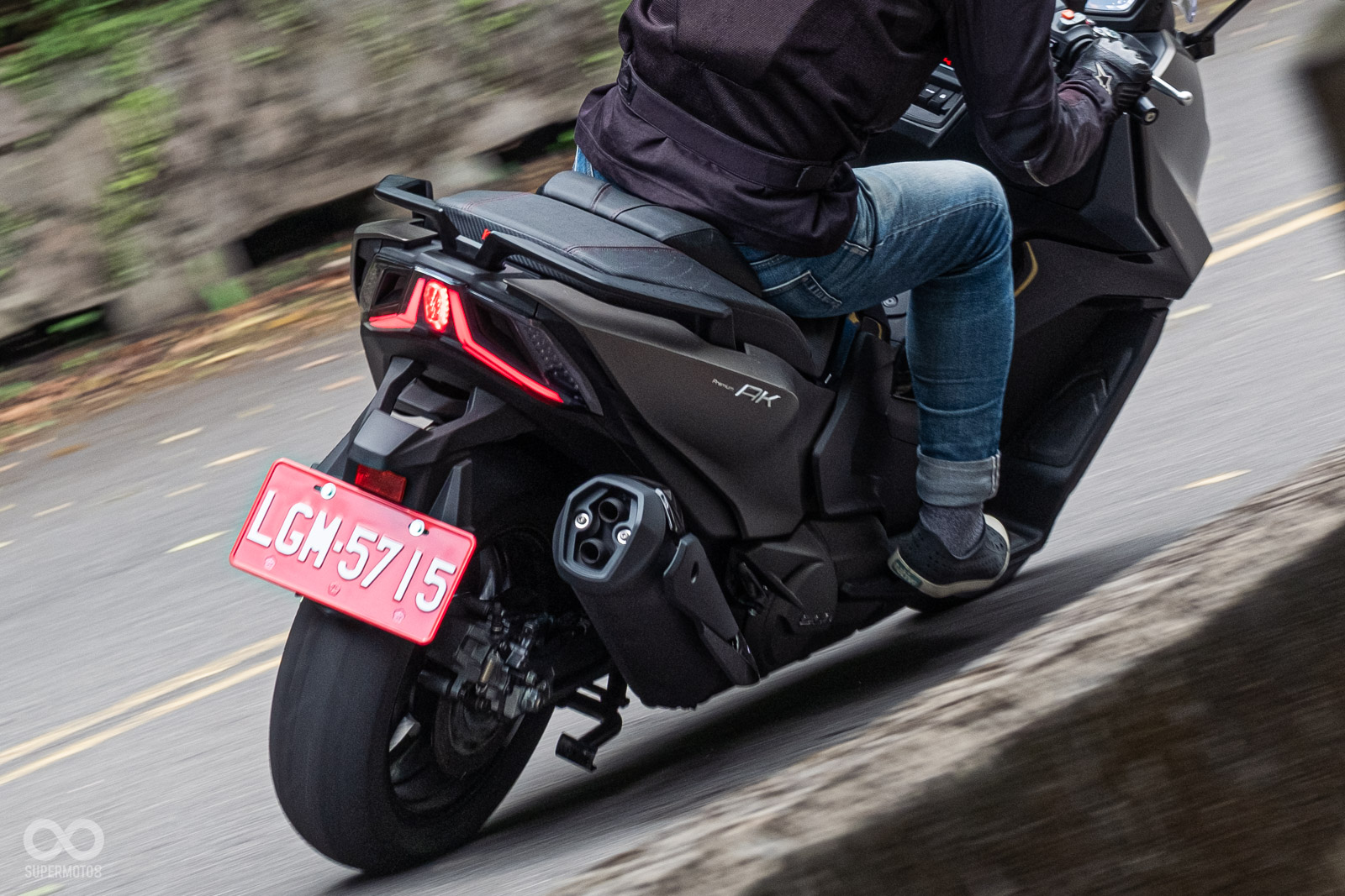 即便AK550 Premium是台身軀龐大的跑旅羊，但在陽明山的小條山路上依舊有不錯的靈活度