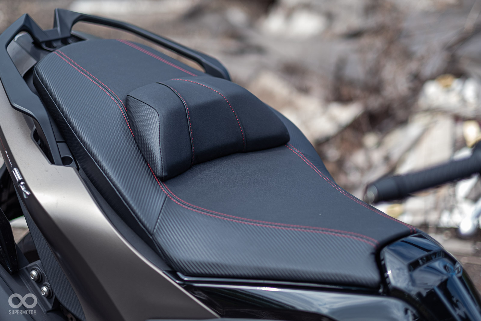 寬敞的坐墊，支援三段可調腰靠