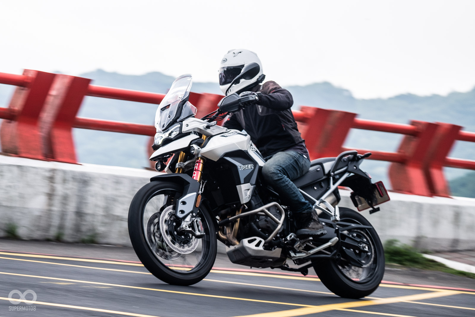 即便配上兩用胎,TIGER 900 RALLY PRO依舊能給騎士滿滿的入彎信心