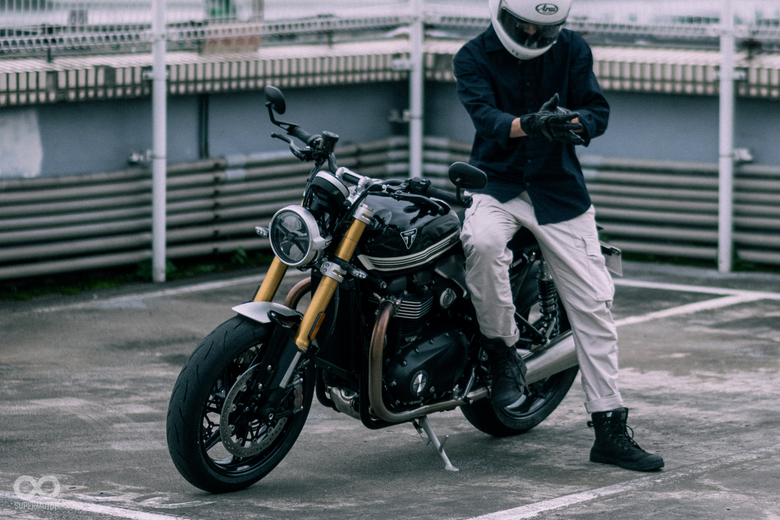 別忘記 Triumph 也是有 Street Triple 運動車款的品牌，打造一台運動街車英國人也是很拿手