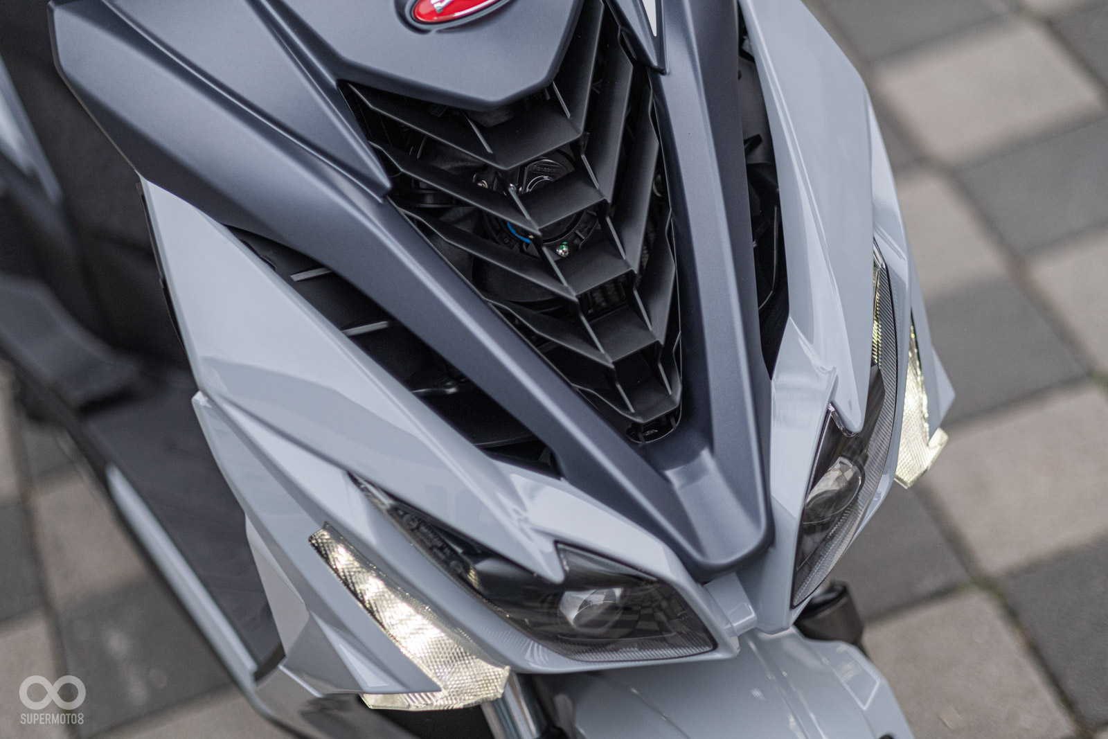 正面開孔非常多