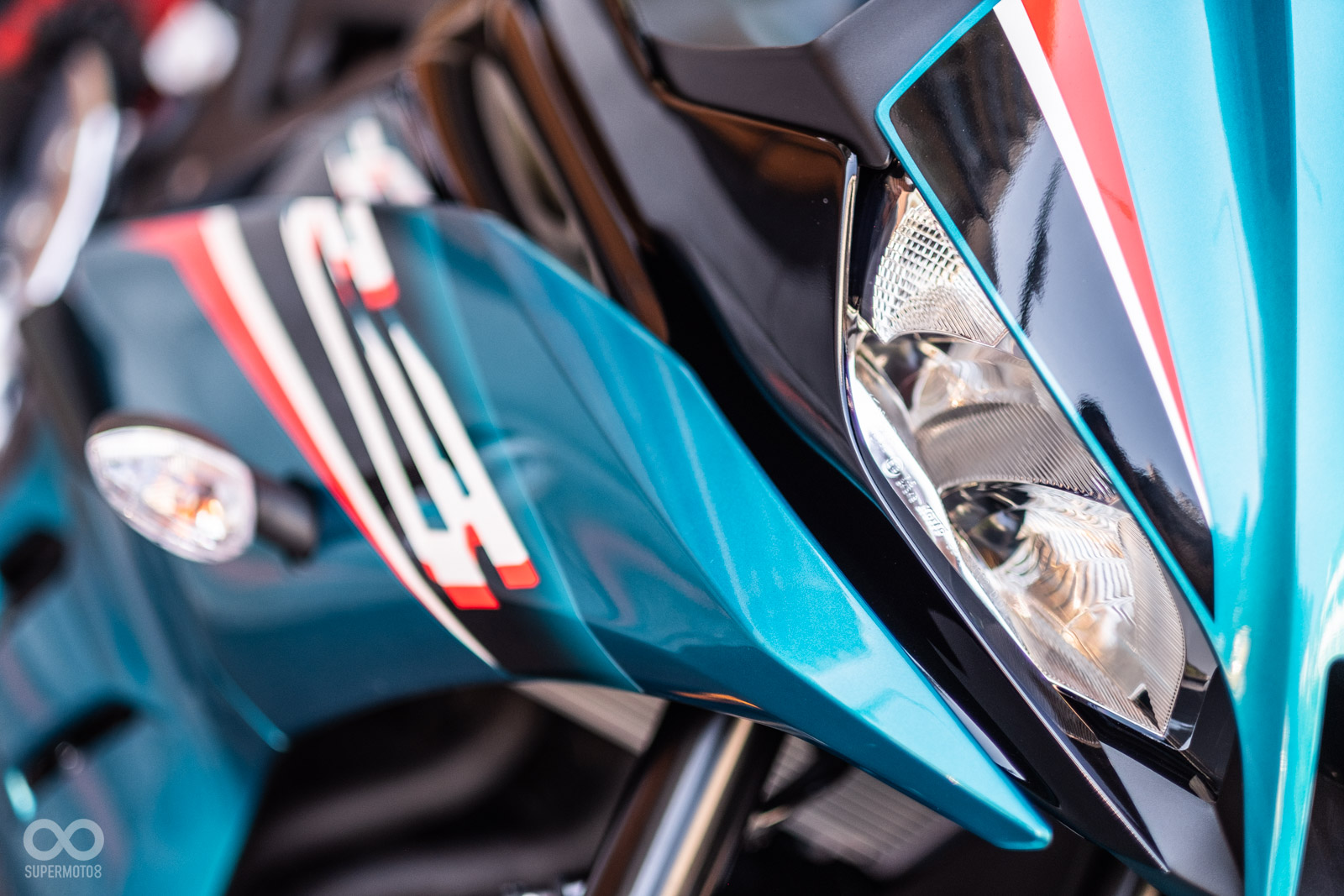 整流罩連接大燈的部分使用銳利的線條點綴出戰鬥氣息