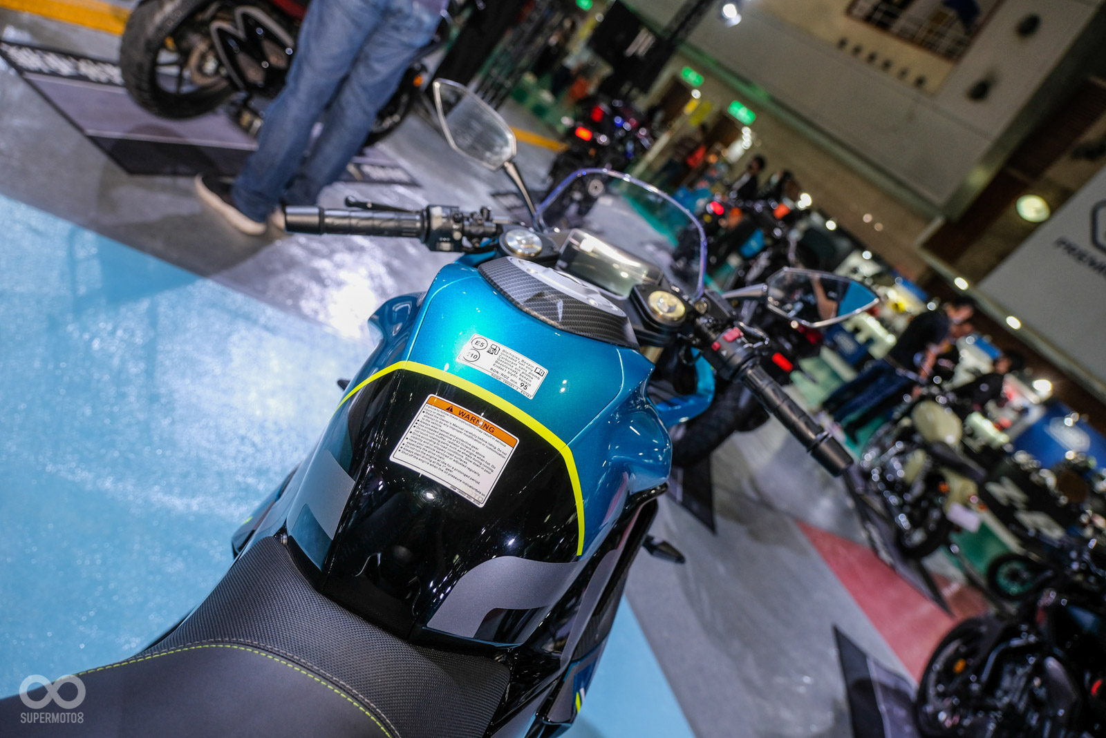 車身寬度相當窄,握把質感略為粗糙一些