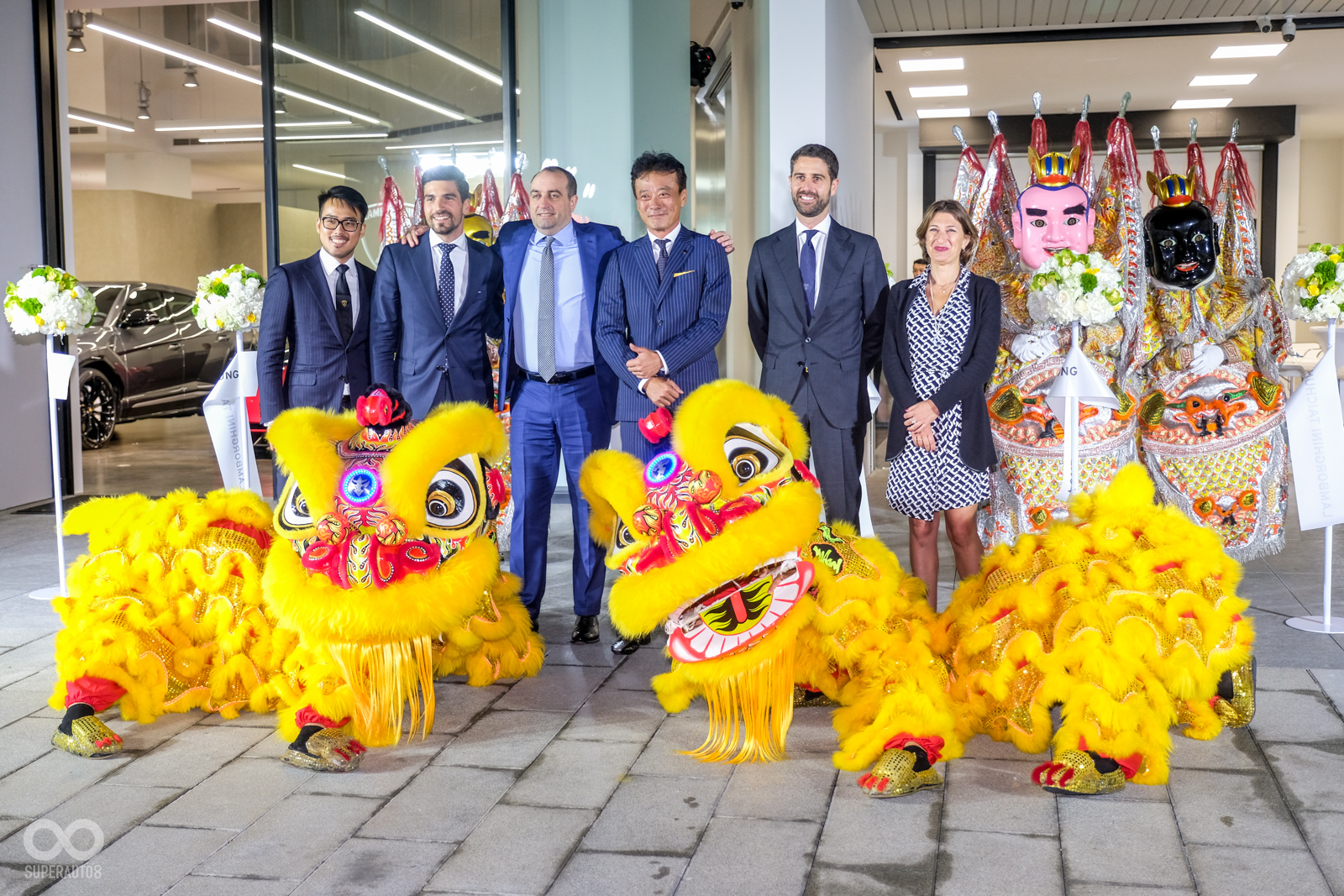 Lamborghini Taichung嘉鎷興業總經理趙一葵先生出席開幕活動外，原廠代表 Automobile Lamborghini首席商務長Federico Foschini先生、Automobile Lamborghini亞太區執行長Matteo Ortenzi先生也一同參與這重要的一刻