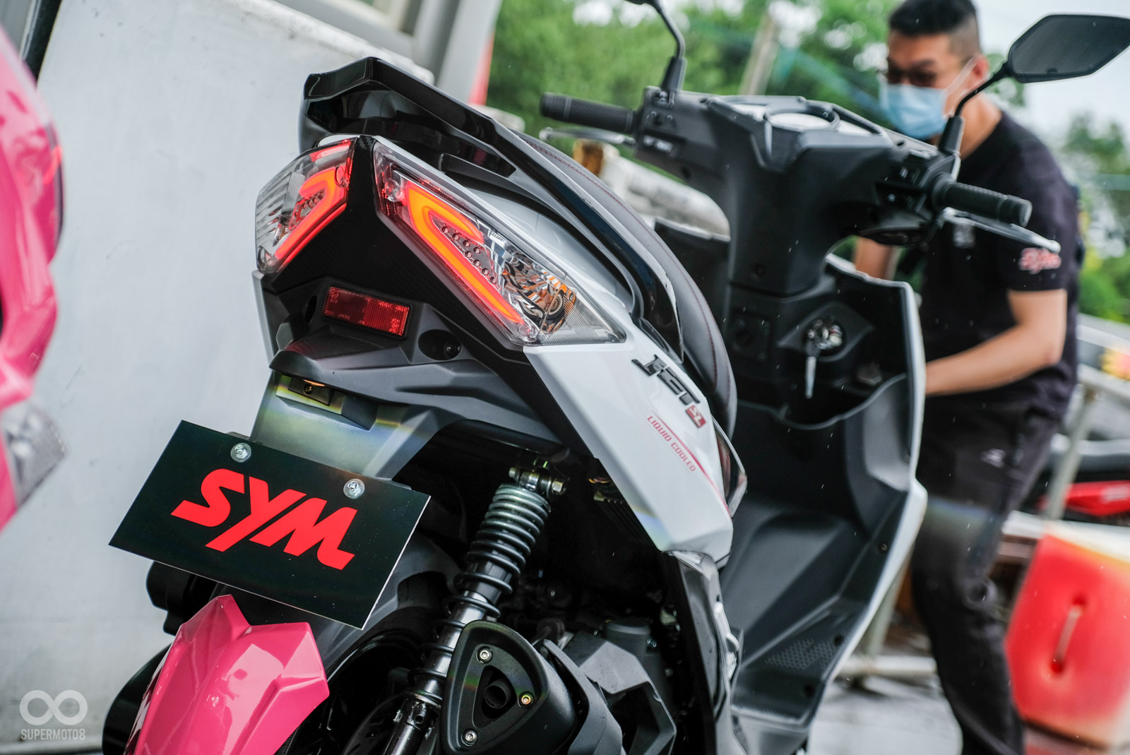 尾燈設計相較之下改變幅度較小;排氣管因應賽事化設計縮短,看起來更熱血