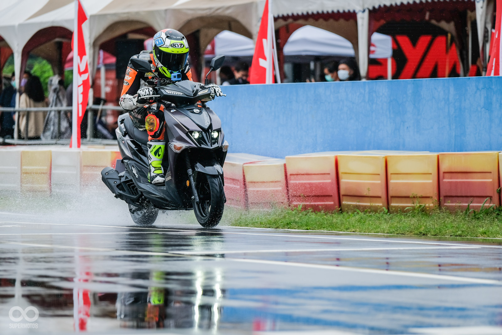 直線加速部分的表現能明顯感受到水冷引擎帶來的優勢