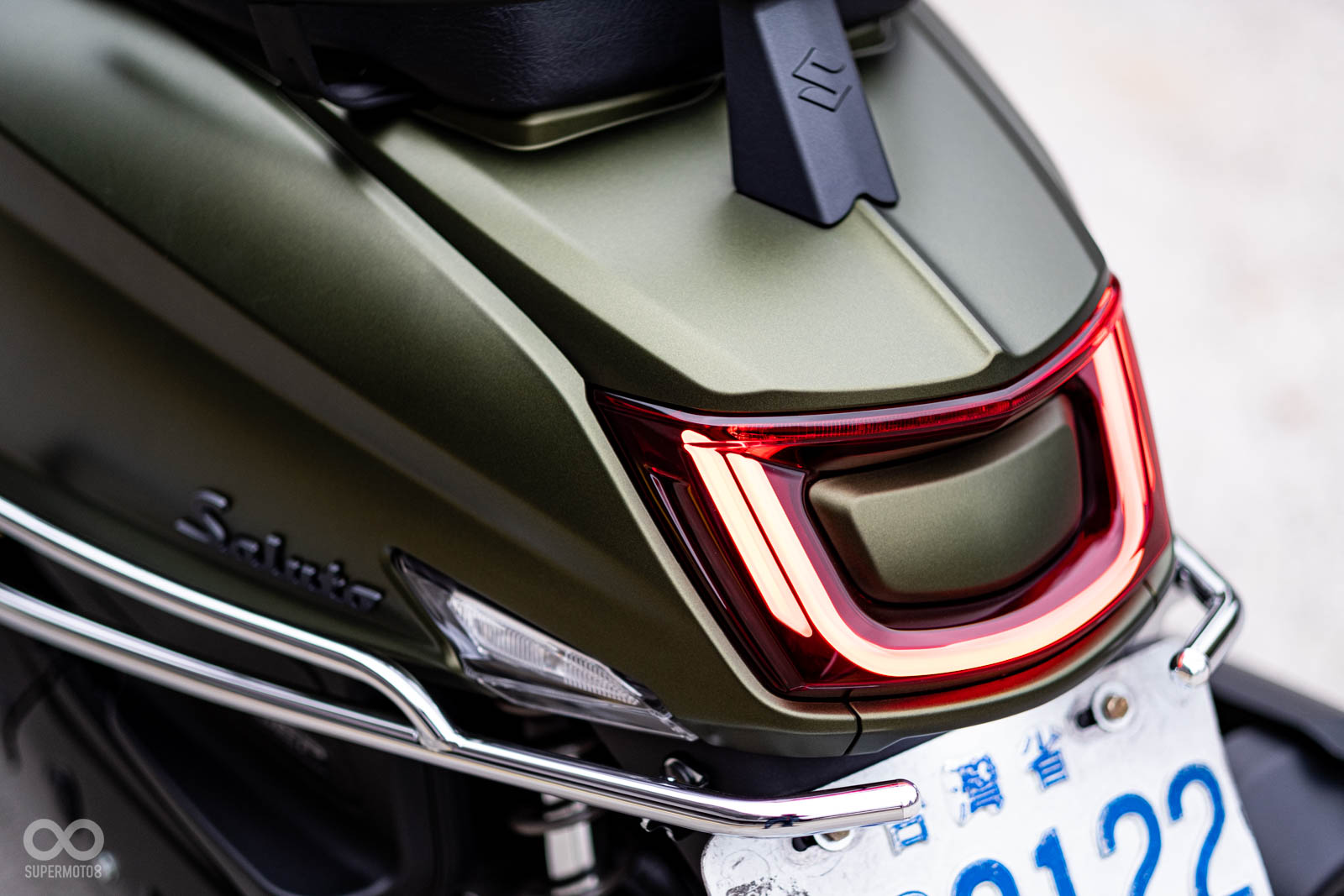 簍空環狀導光條車尾設計,方向燈也巧妙的整合在車身後方兩側