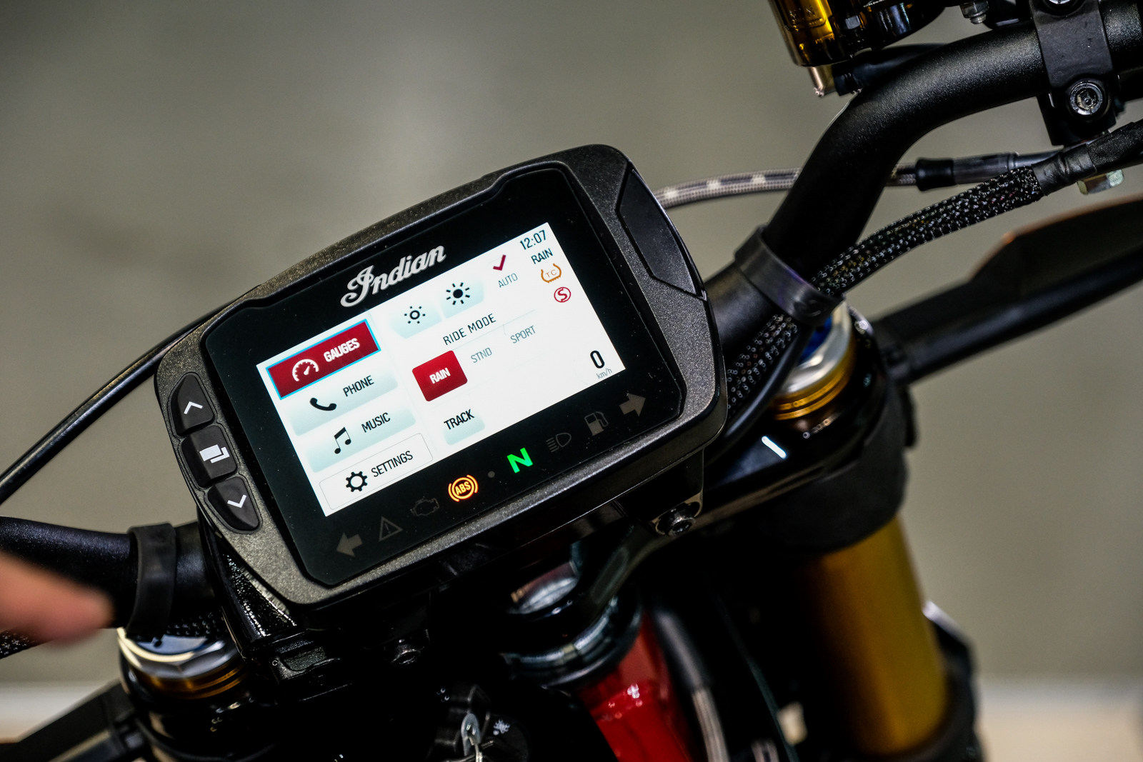 FTR1200S擁有三種騎乘模式:運動、標準及雨天模式。