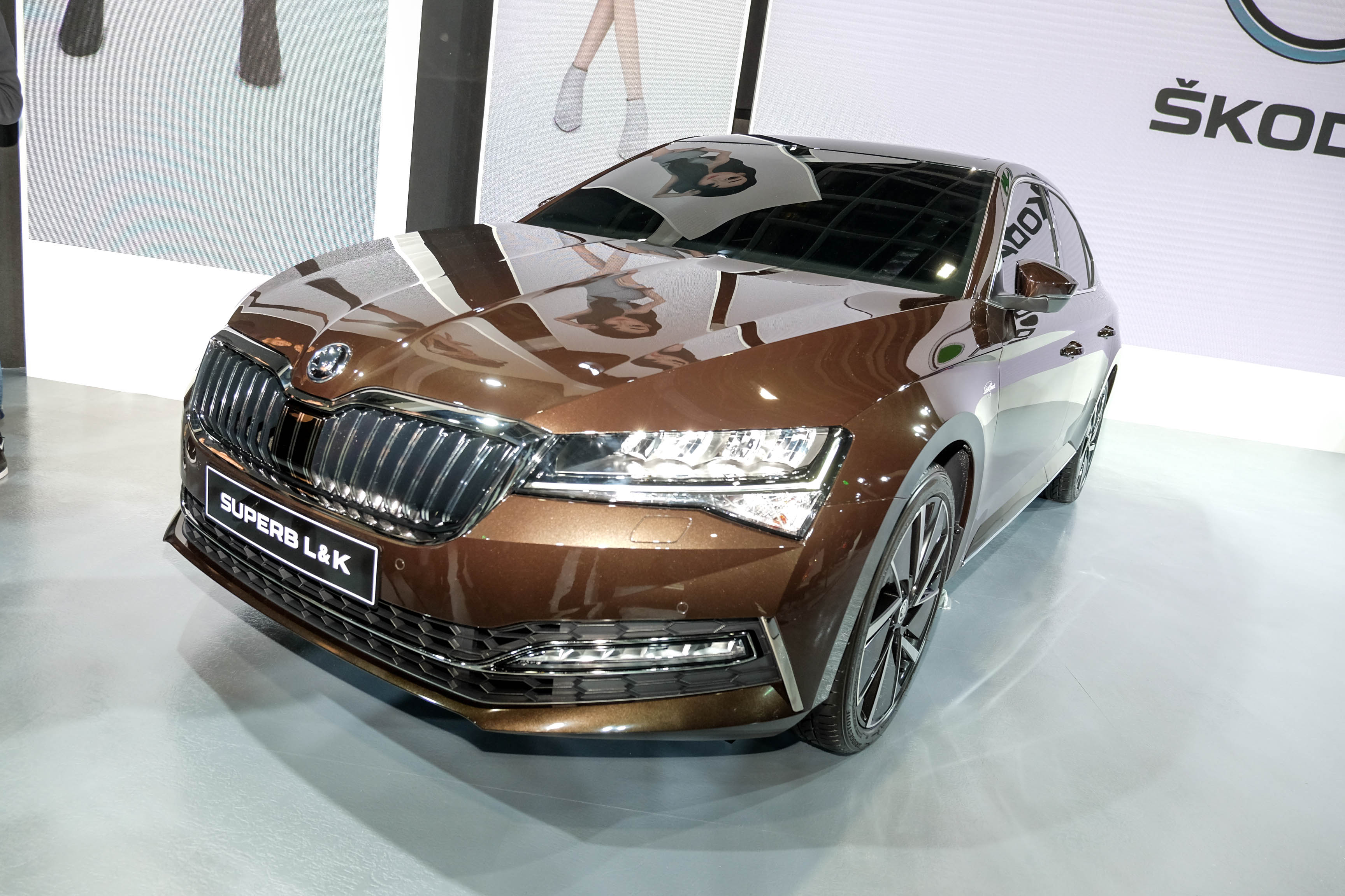 新款的Superb外觀看來更大器、更科技前衛