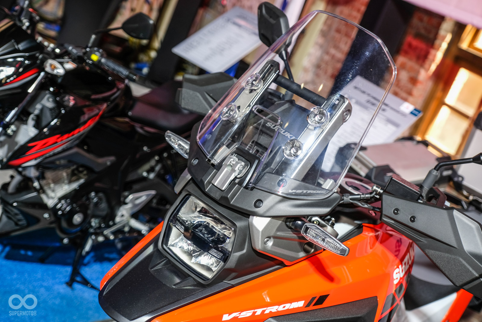 方正尖銳的車身線條,看起來更符合冒險本色;免工具快速調整設計風鏡,有11段的調整功能。