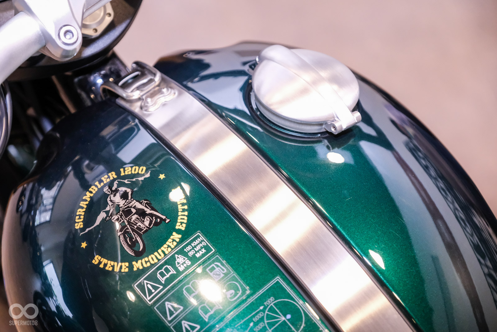 油箱上的Logo彰顯這台車的獨特價值,也紀念這位知名影星