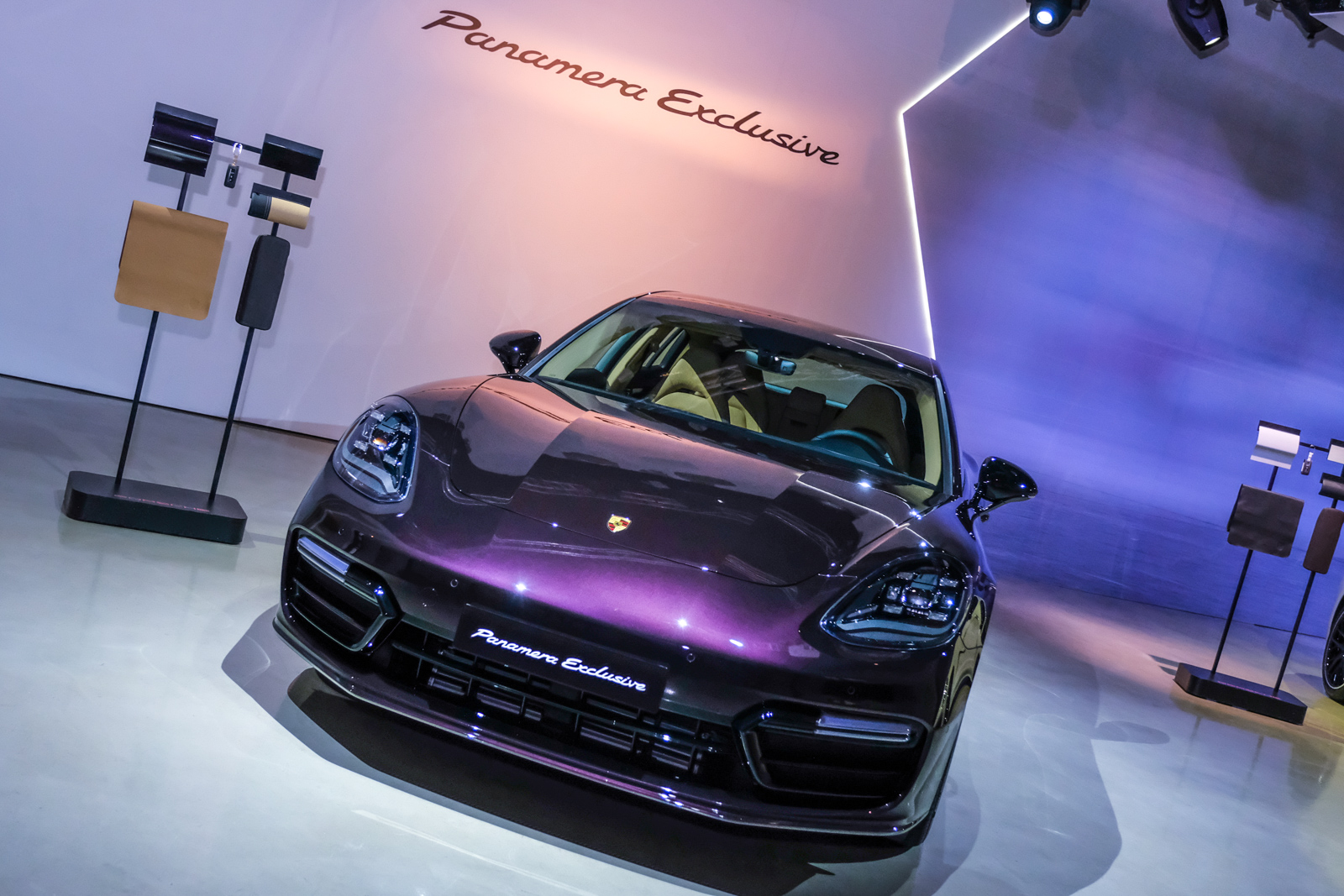 金屬水晶紫在不同的光線變化下,會有著從深至淺的光澤變化,相當的令人驚艷