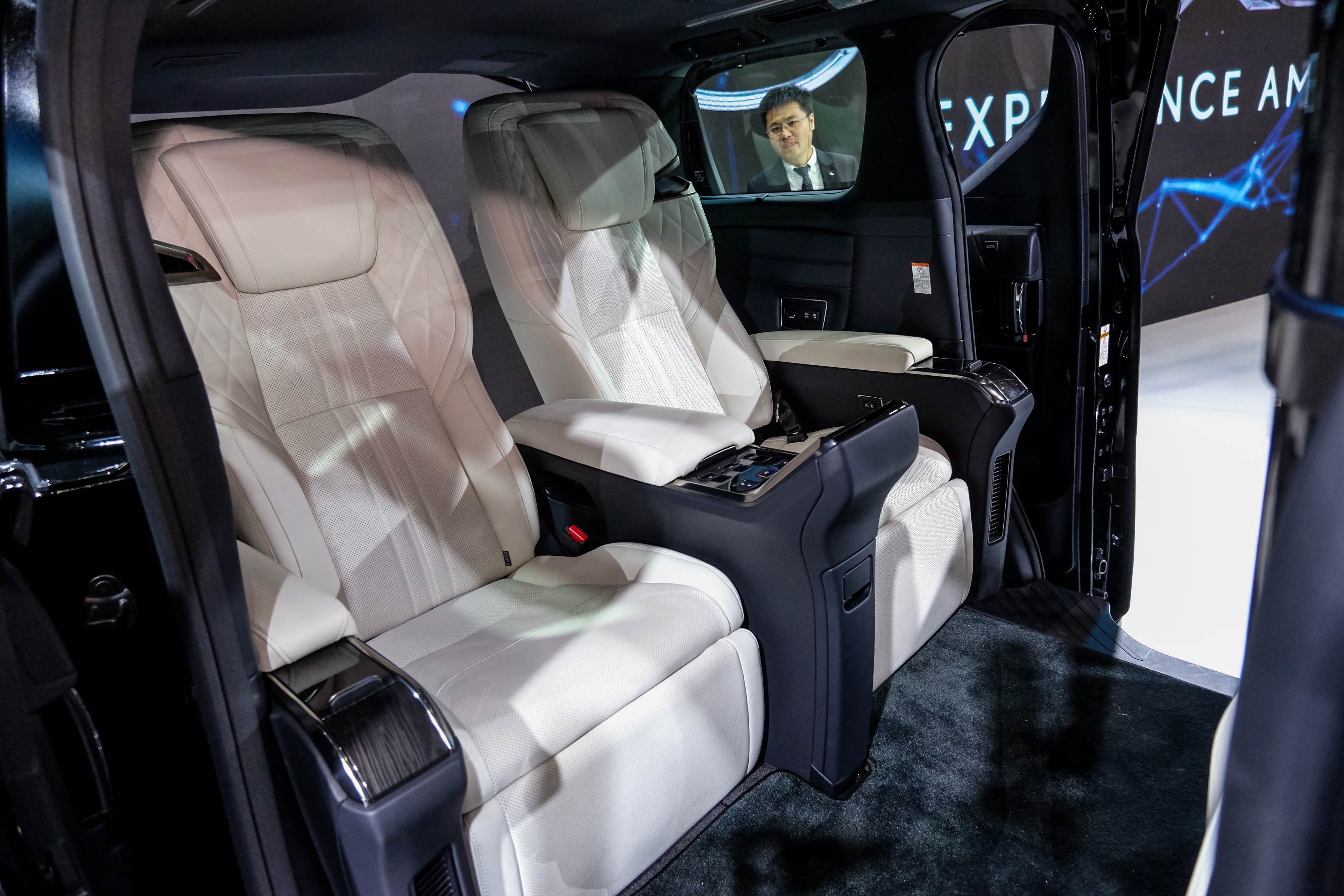 四人座版本的LM300h在後座的空間佈局，真的是令人歎為觀止