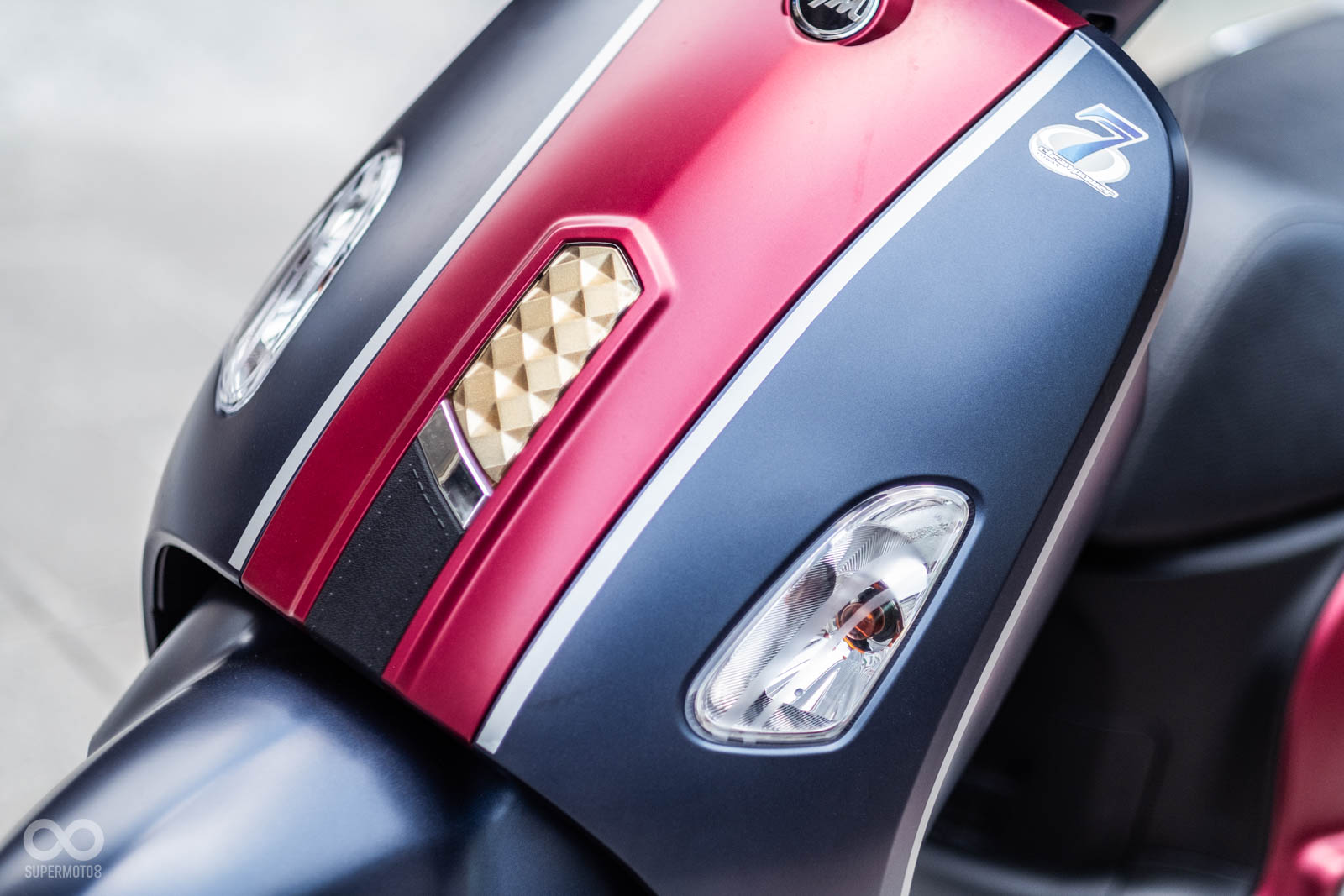 Fiddle 125採用冰鑽美型頭燈,與鑽石折面前飾板呼應,飾版下方還配有皮質裝飾點綴