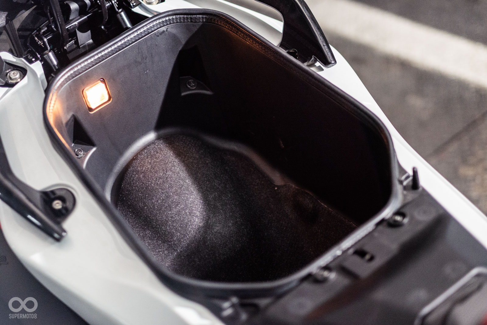 車廂內也有燈具照明,這也是唯一一盞沒有使用LED的燈具