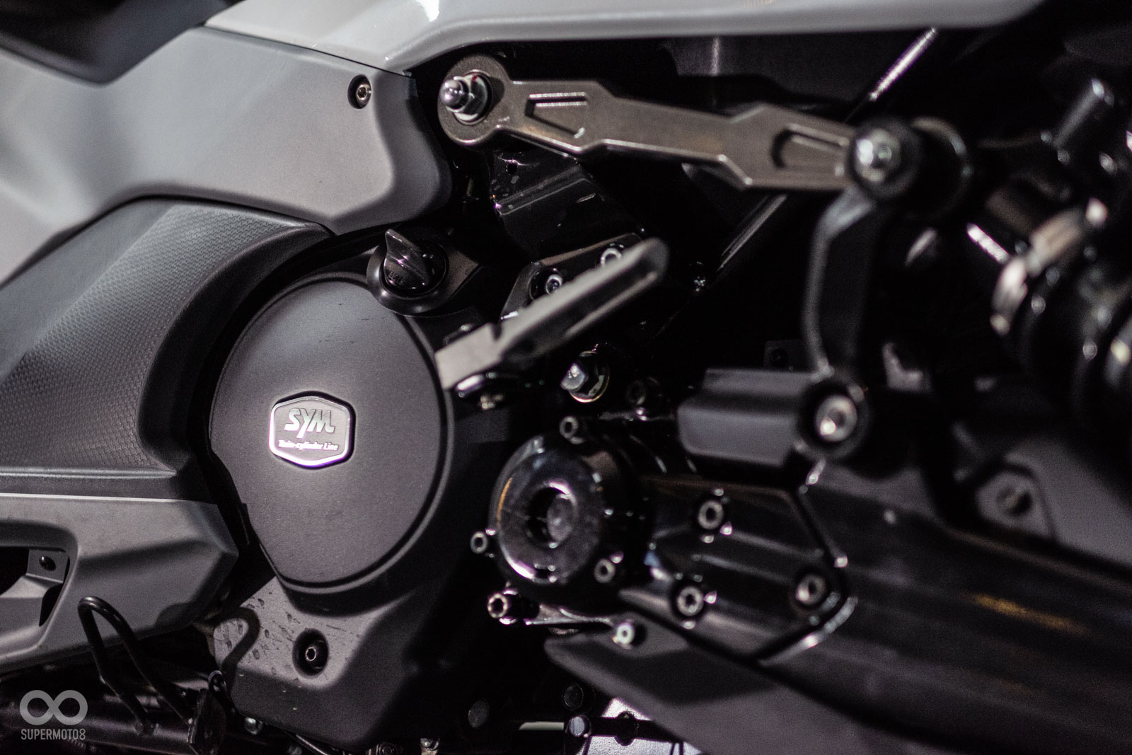 引擎Case蓋上也有SYM的Twin Cylinder Line引擎銘牌
