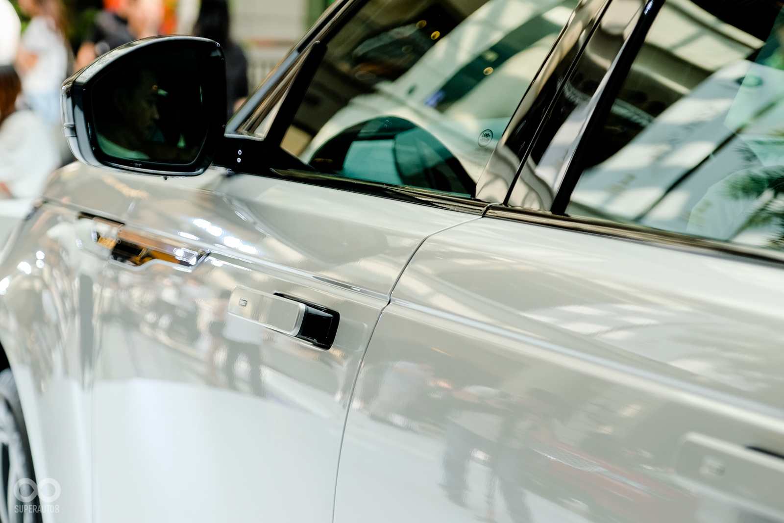 隱藏式把手造就平滑的車身腰線