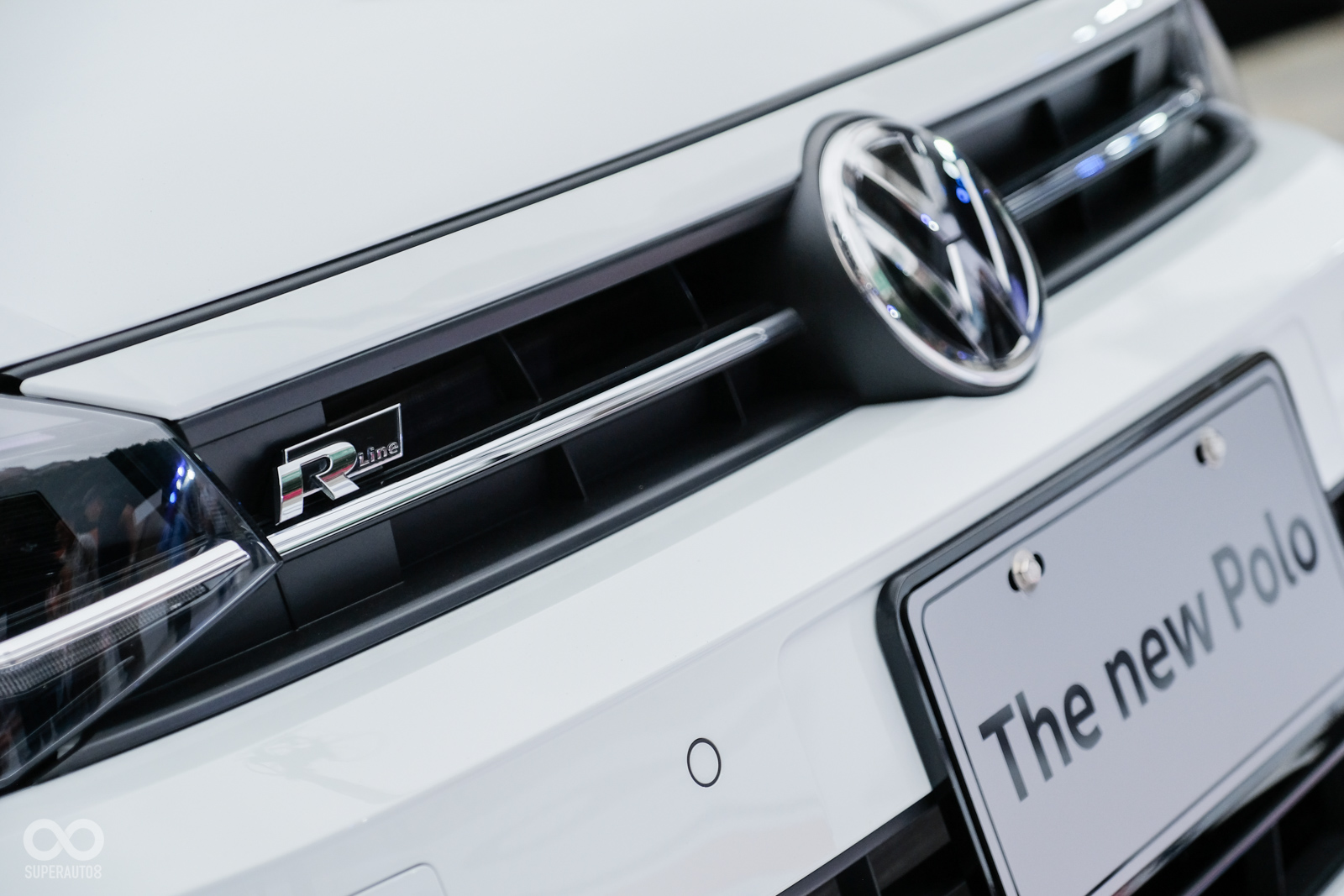 車尾有著雙出排氣管飾蓋;車頭有R-Line專屬徽飾