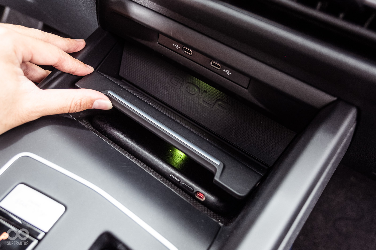 中控介面大家應該都很熟悉，無線充電版上還加入蓋子