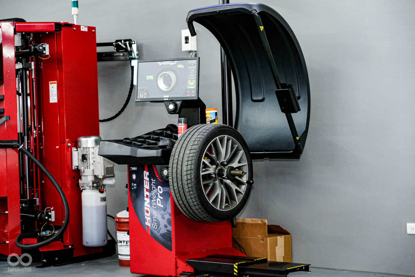 Carguru引進頂級的全自動機器人拆胎機和平衡機,提供最好的服務和體驗