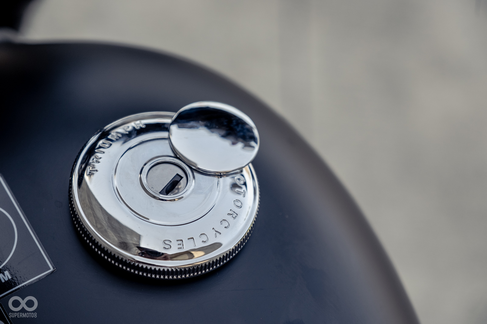 油箱以消光黑烤漆呈現，油箱蓋須先以鑰匙解鎖再手動旋開