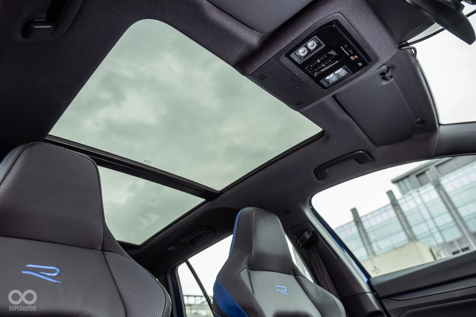 大面積全景天窗是Golf R沒有的配備