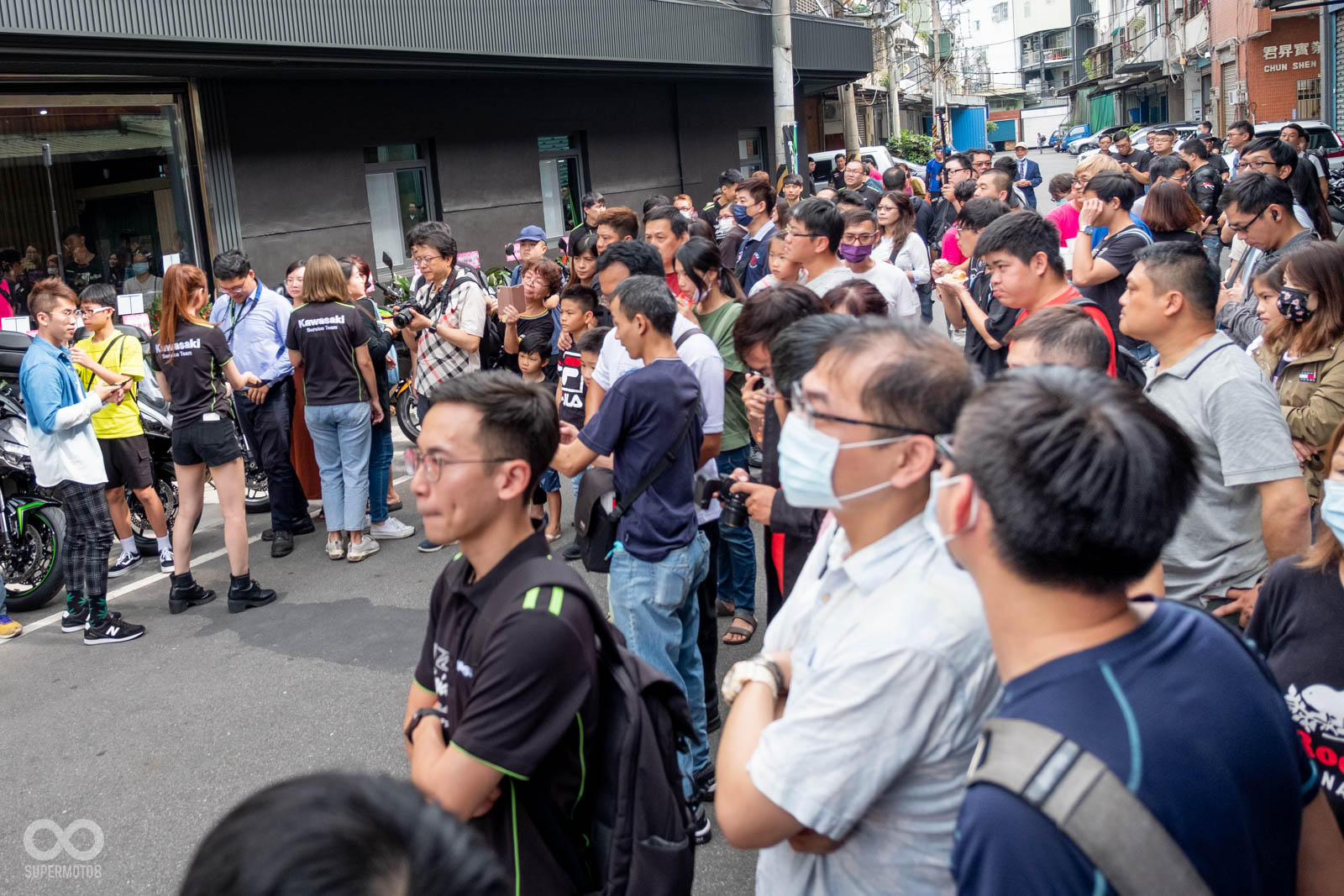 現場來了很多車友,人潮把門口巷子都塞到水泄不通