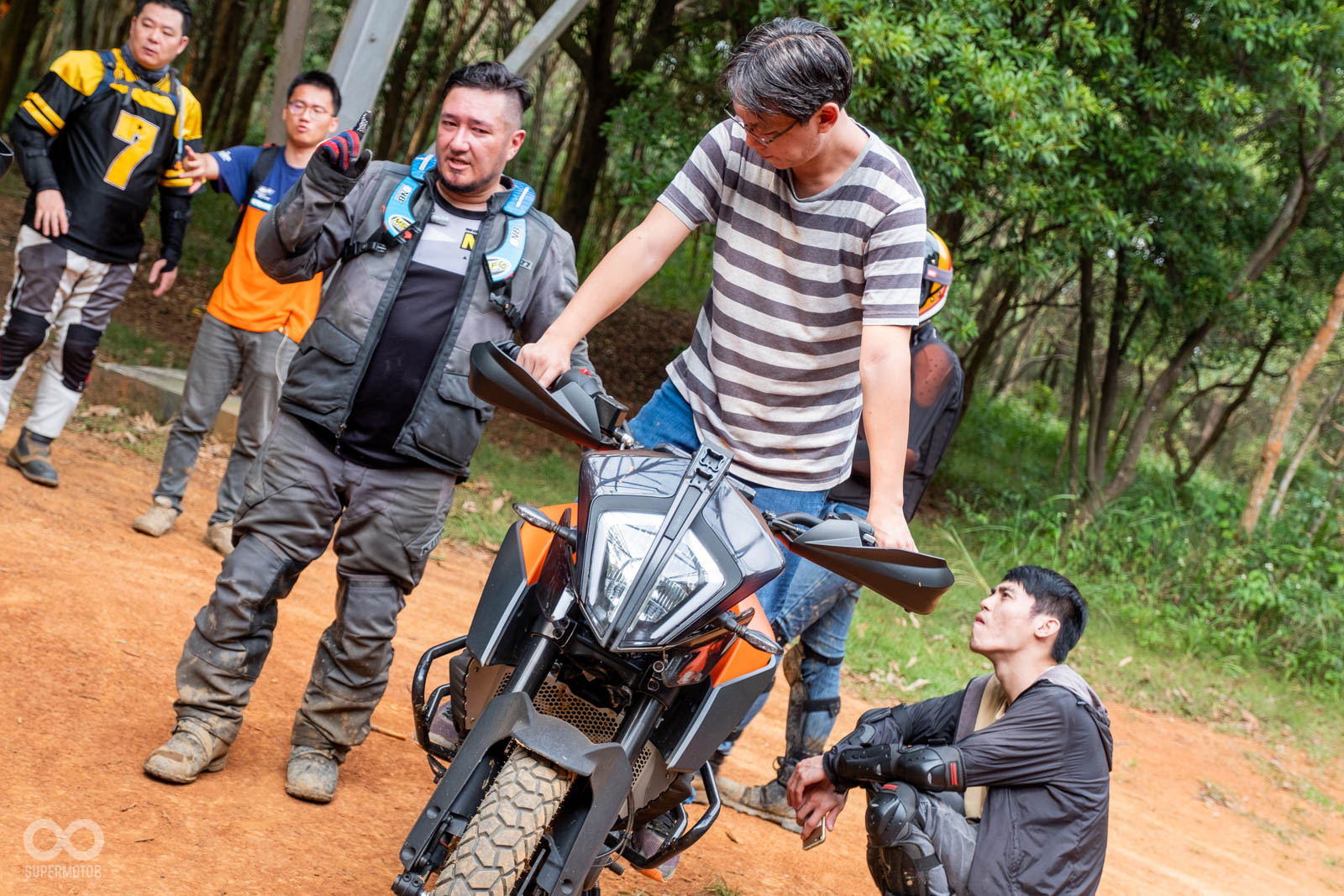 中場休息時間，毛華德教練親自指導正確的越野騎乘姿勢