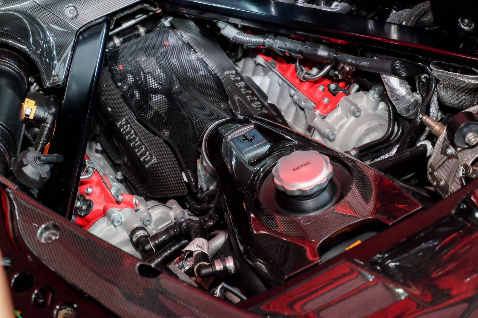 FERRARI也重新設計了V8引擎，並將引擎下降達成更好的重心配置