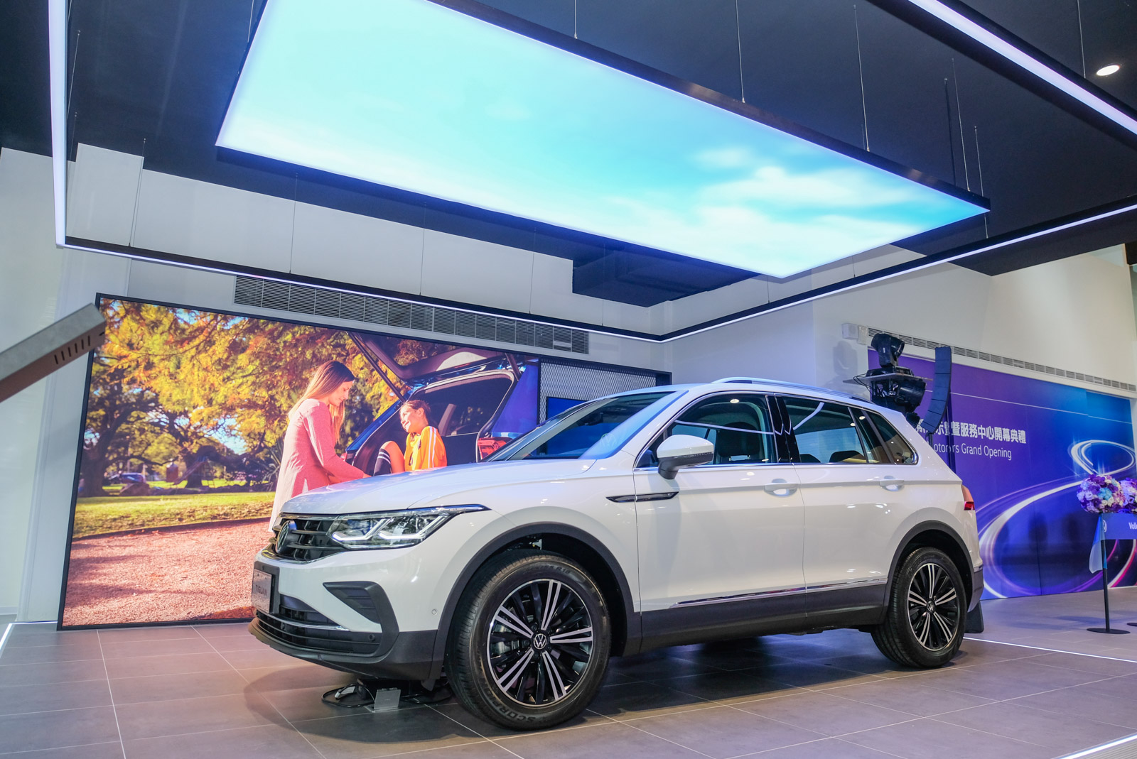 VOLKSWAGEN 新店展示中心結合挑高空間、玻璃帷幕等特點帶出明亮視野，可以看到大量的LED可變天幕