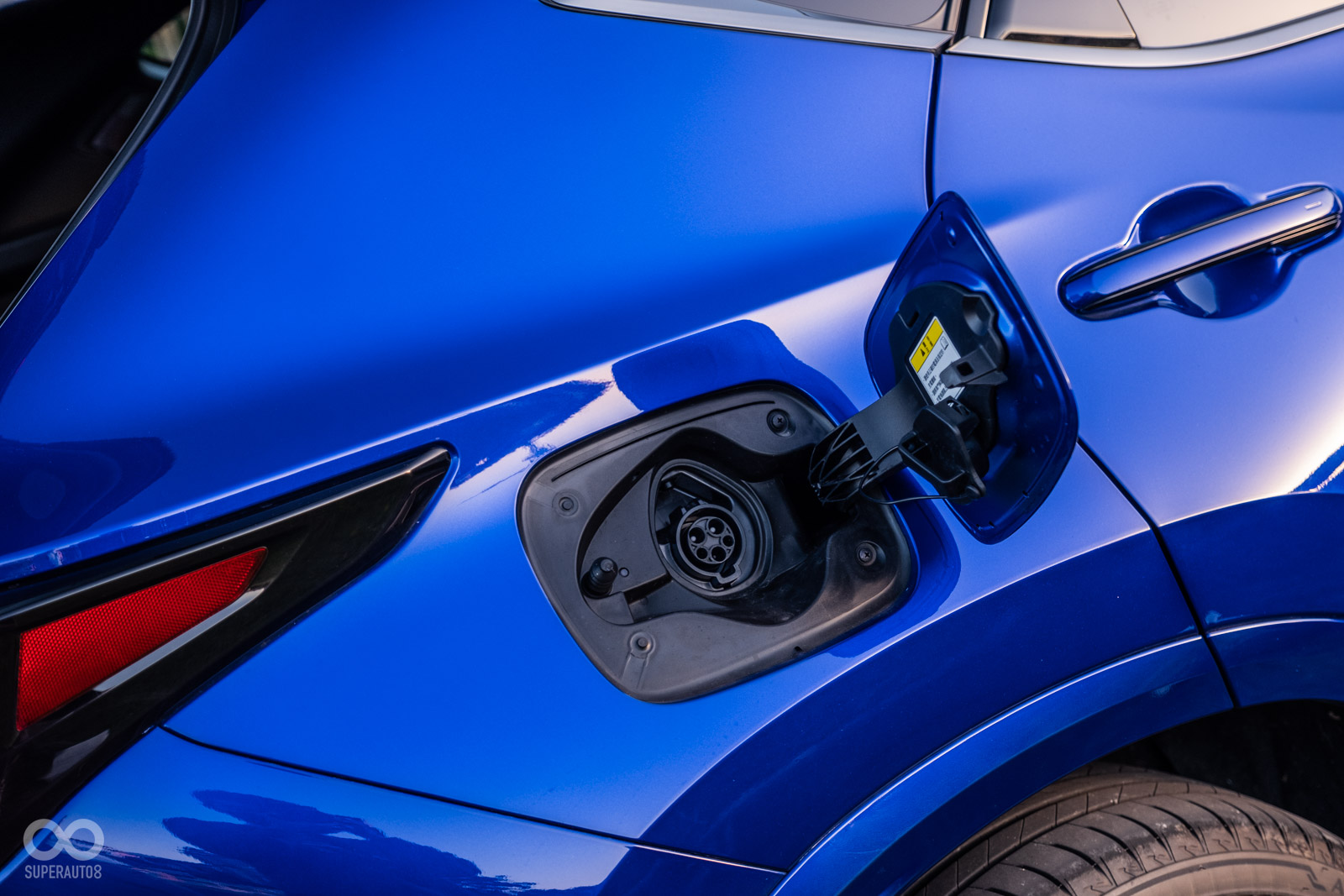 車身右側具有J1772充電插孔