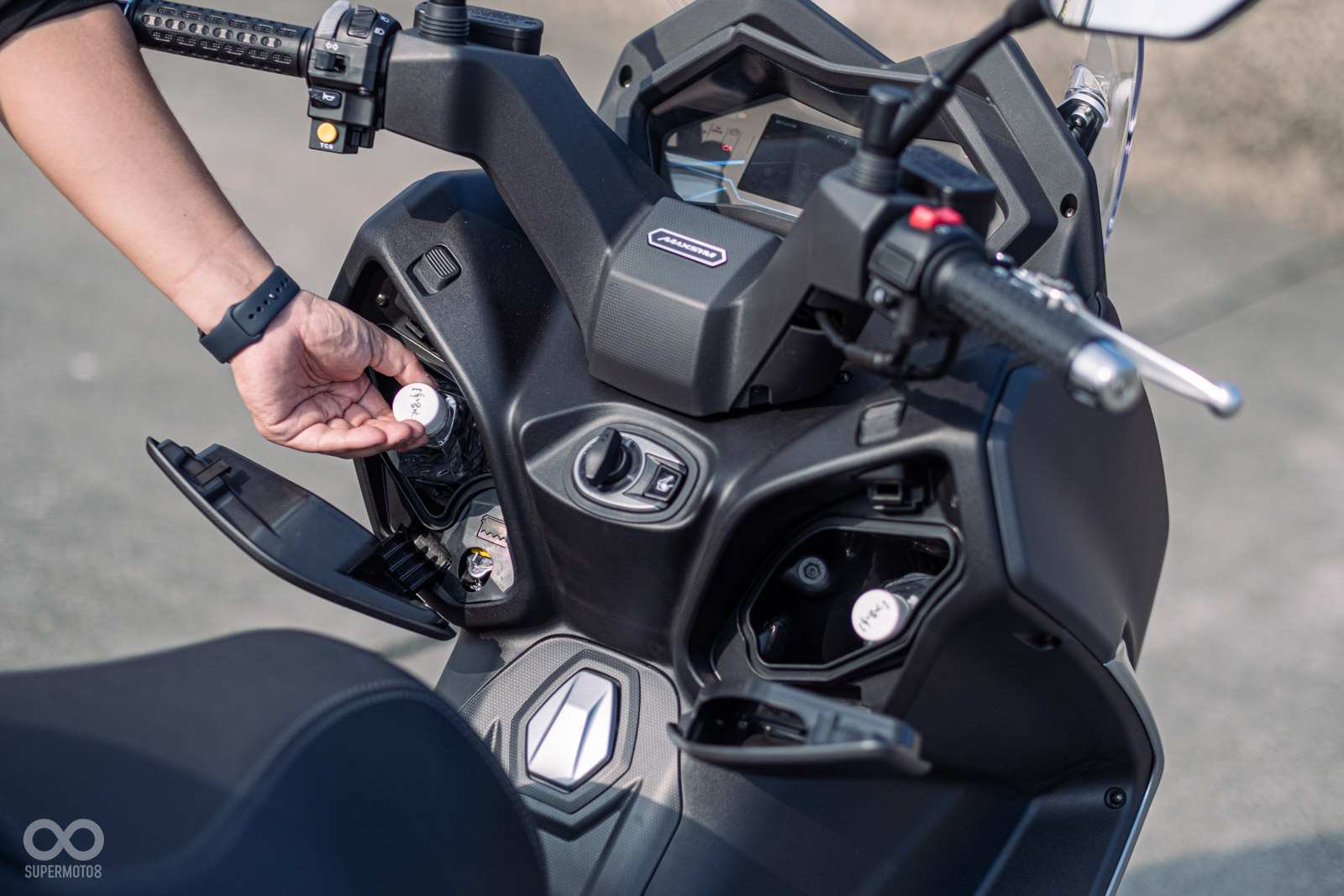 雙前手套箱真的超大!左右各一瓶寶特瓶飲料完全OK,右側護蓋內側貼心設計置放零錢,停車票卡的收納格