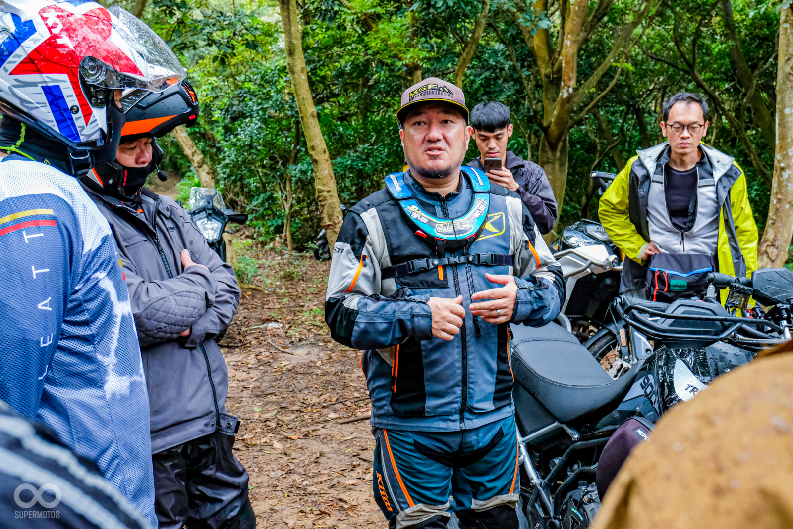 首先第一課就是帶學員瞭解正確的越野騎乘觀念和知識