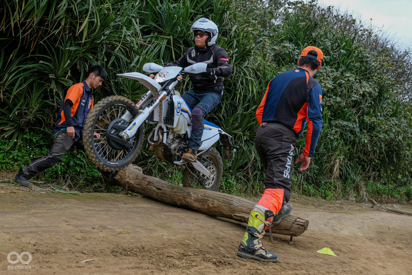 課程難度大幅提升,除了KTM外,現場也來了一台Husqvarna