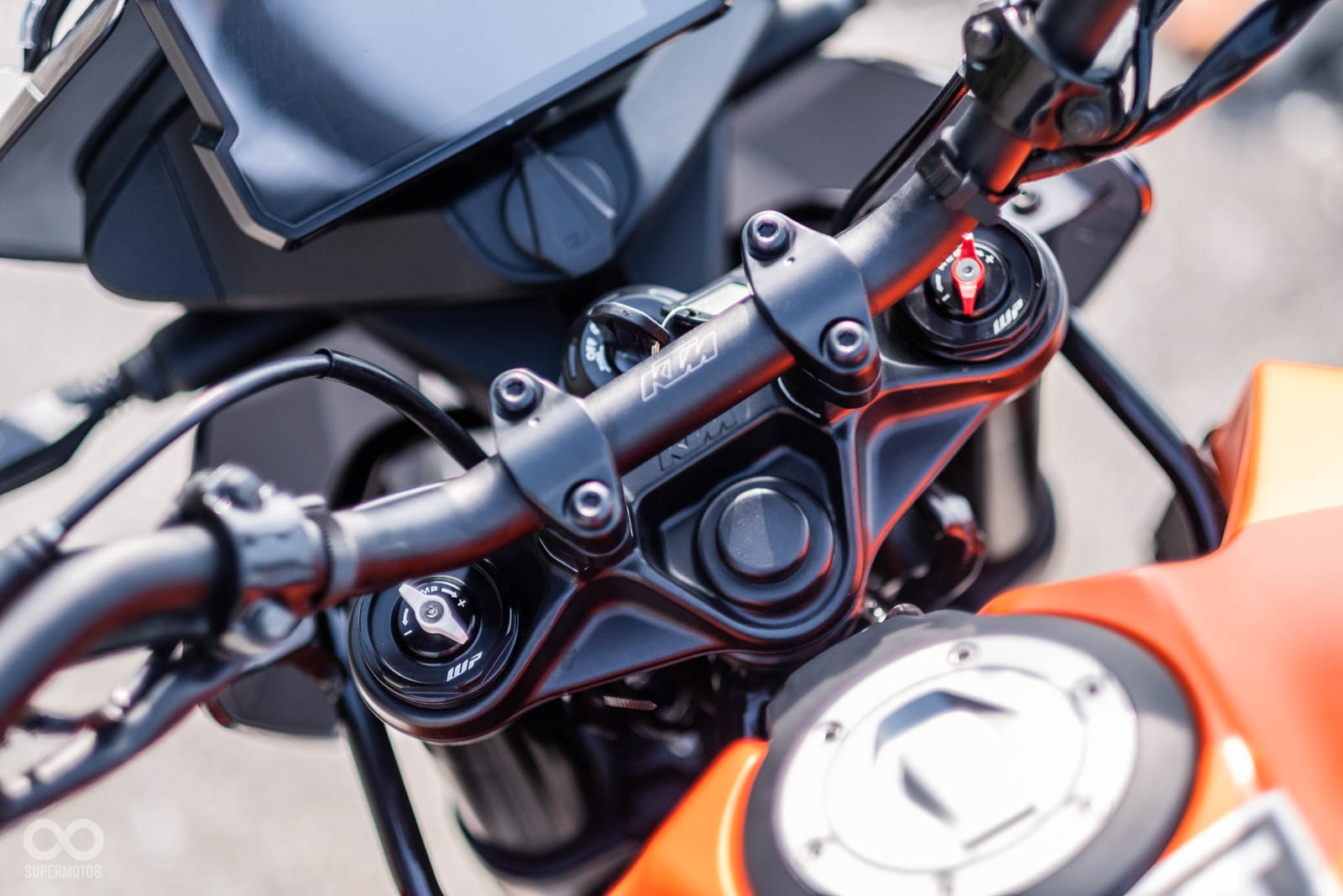 三角台與握把質感非常精緻,前叉頂蓋有旋鈕調整機構