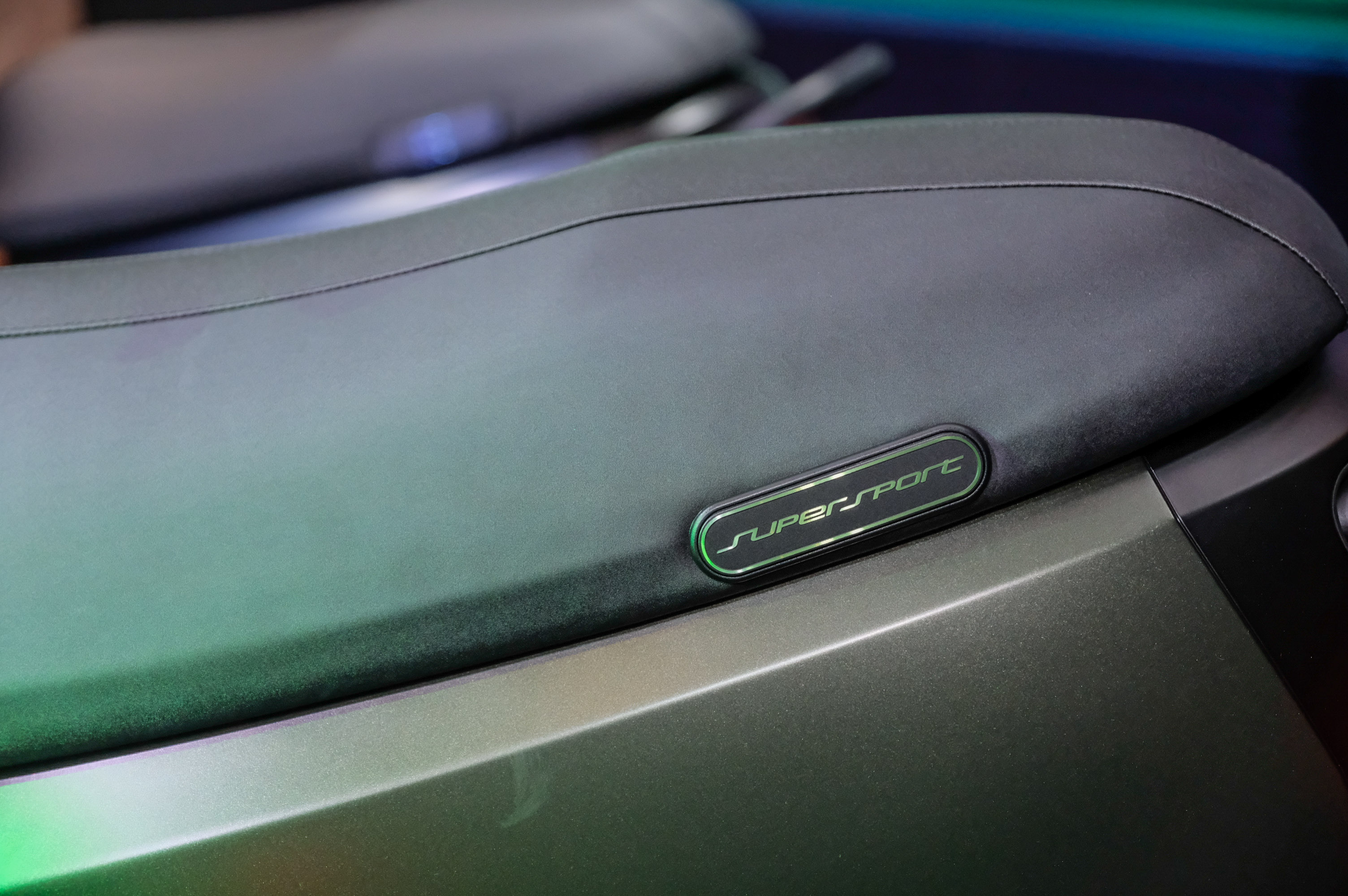 椅墊擁有專屬銘牌與字樣