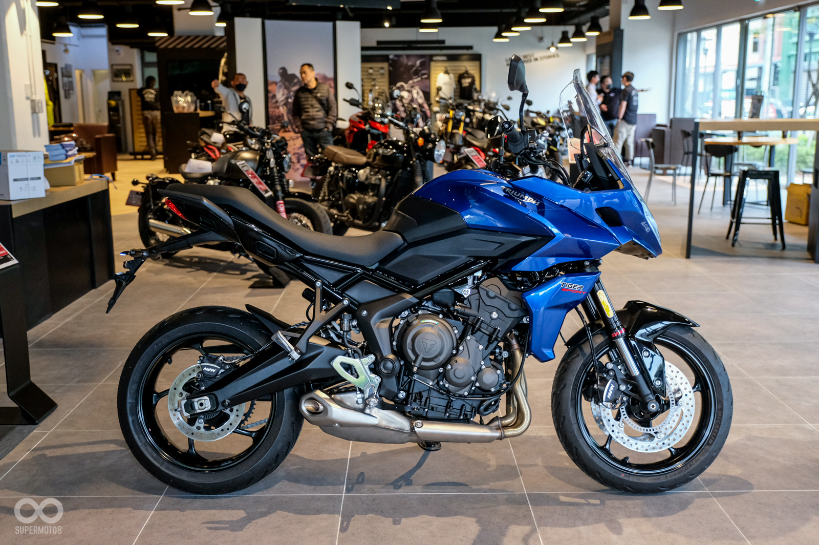 煞車、懸吊、輪胎尺吋和TRIDENT 660完全相同;座高增加3公分、車重增加17公斤