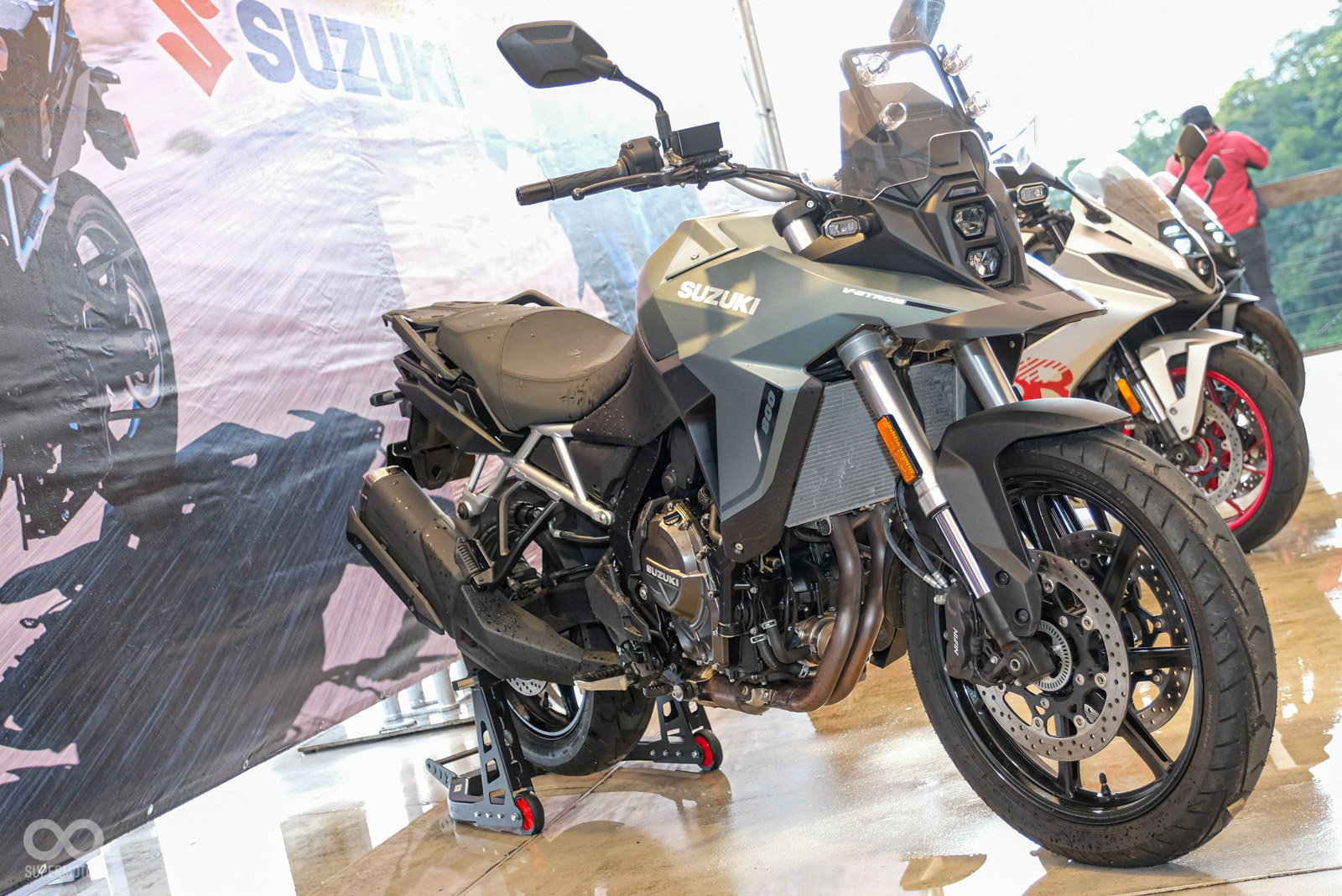 V-STROM 800採用19/17鋁框配置,並採用150mm懸吊行程強化On Road性能