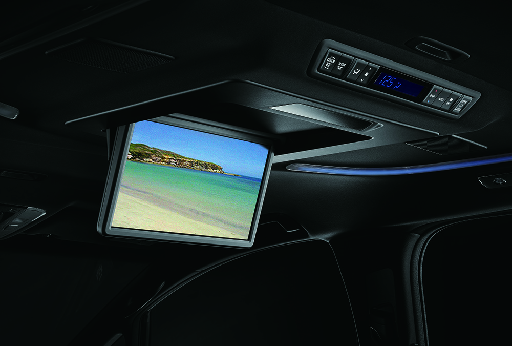 為提供駕駛與乘客更便利且具愉悅的駕乘體驗,ALPHARD前後座顯示幕同步大器升級(圖為後座13.3吋影音娛樂系統觸控顯示幕)