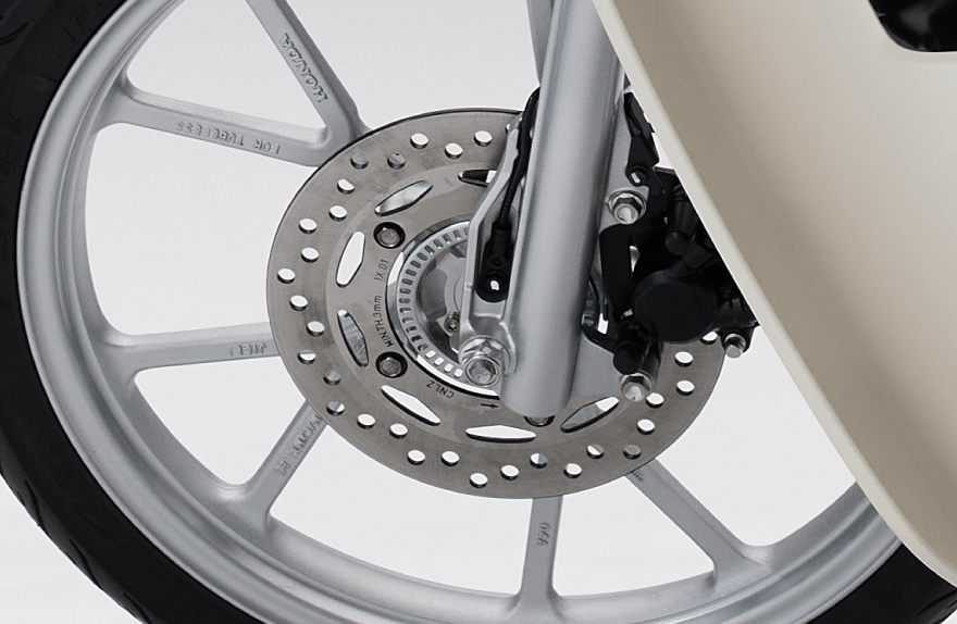前煞車從鼓煞升級碟煞，並加入ABS系統提升安全性