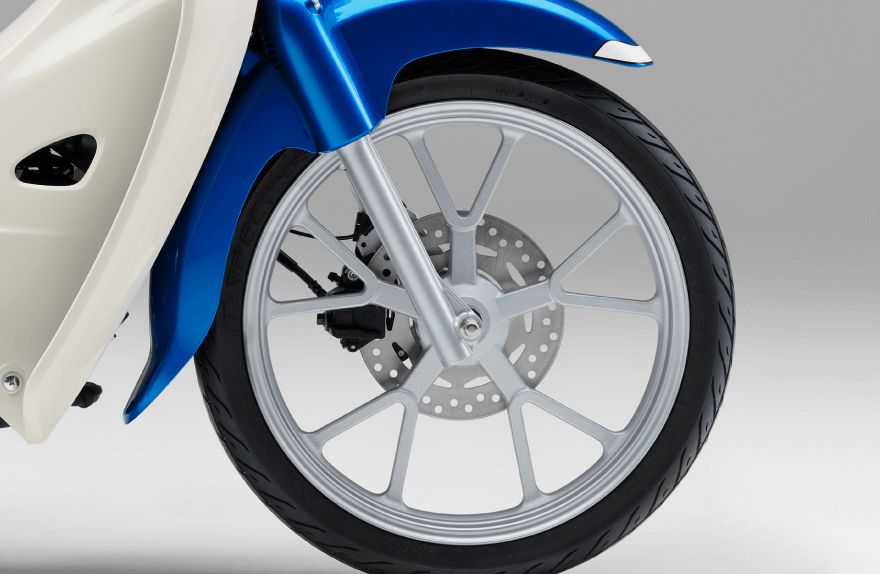 從經典的鋼絲框改為鑄造輪框是本次改款最大的變動