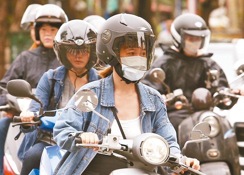 防疫期間，不少人為了避免傳染開始戴口罩騎車
