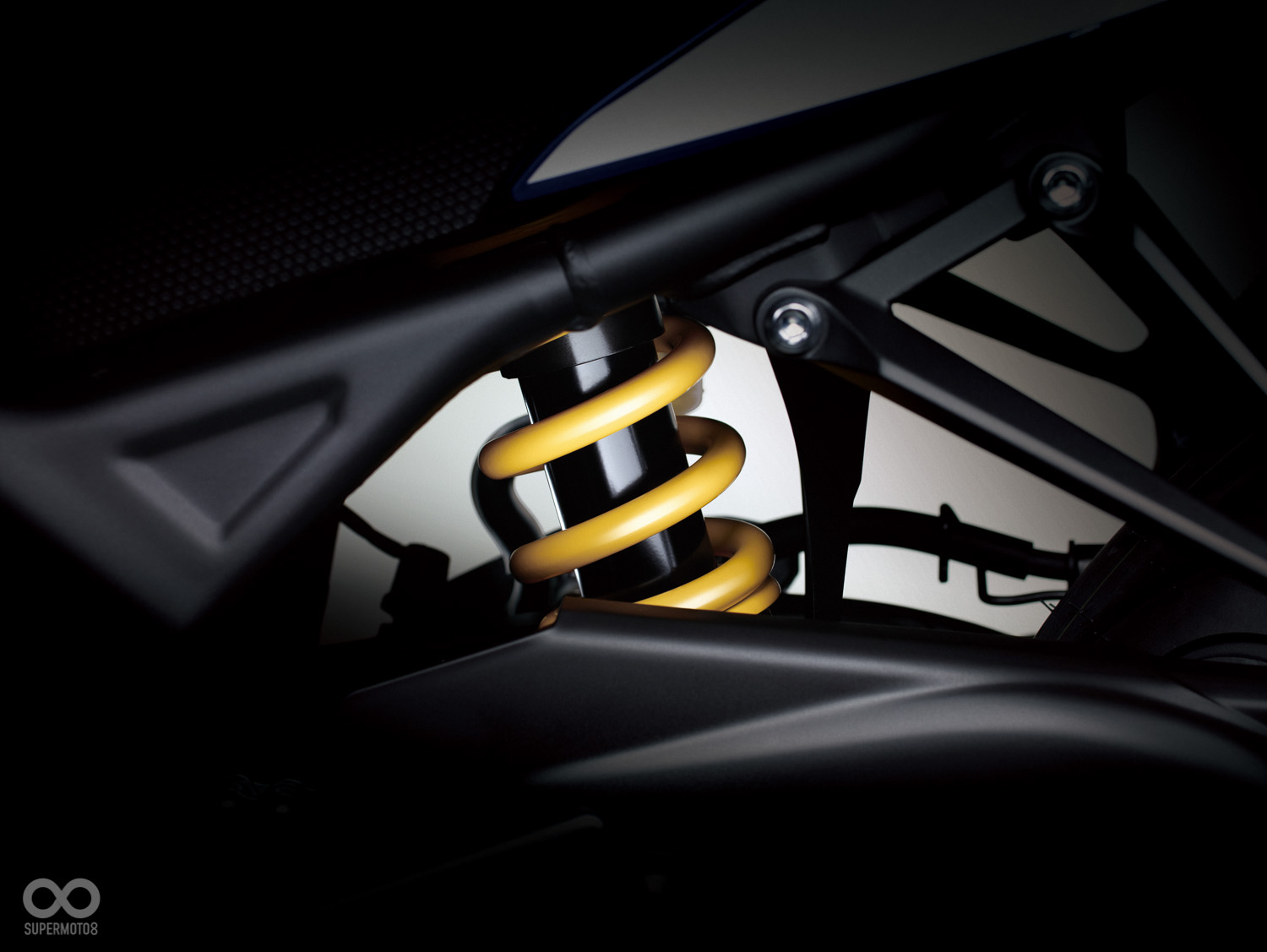 黃黑配色的原廠中置避震器