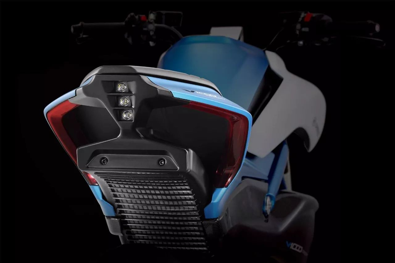 水冷排移到了副車架的下方,不直接撞風,改採用導風管進行冷卻